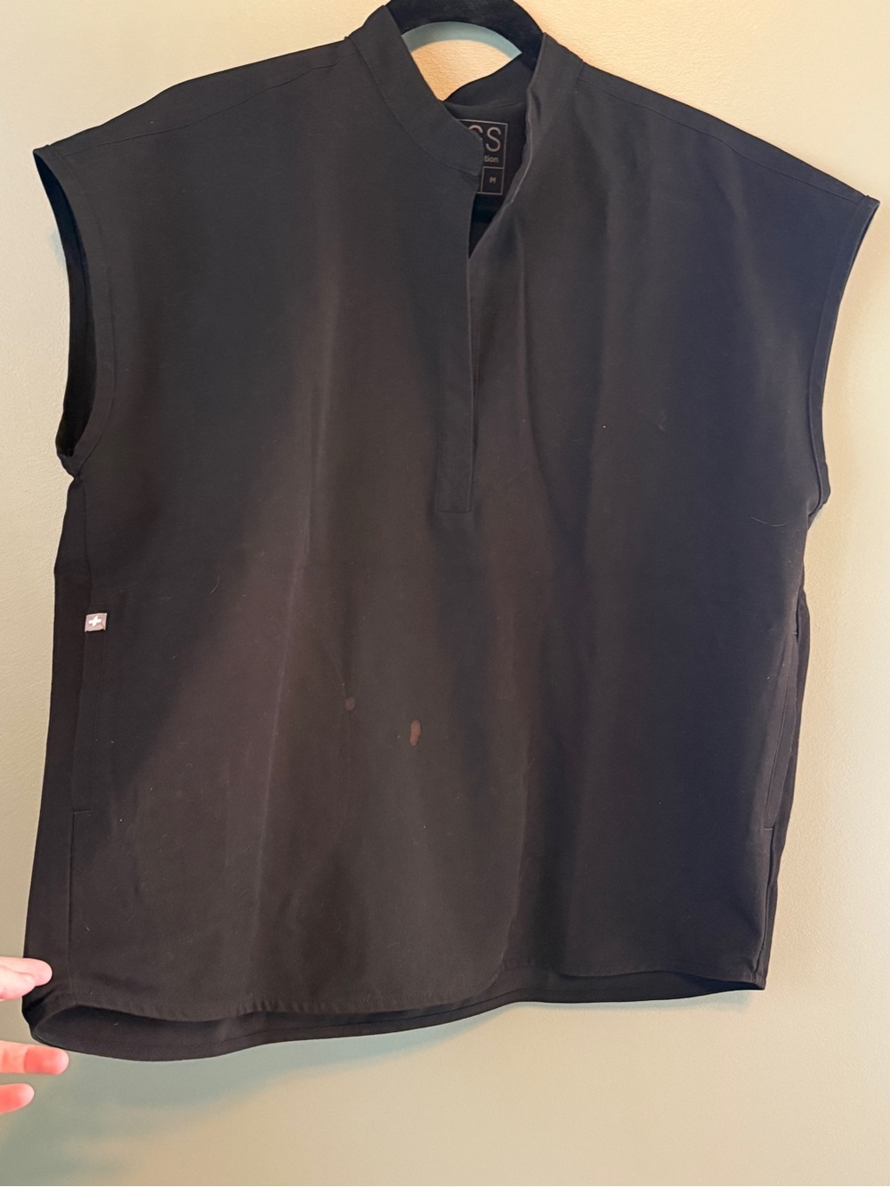 FIGS - Rafaela Oversized Scrub Top™ - Black - M - See photos/ bleach stains?